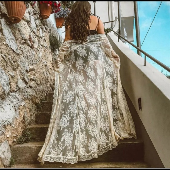 ❤️💋🌸🐝 Elegant White Lace Kimono‼️🥰 - Picture 2 of 8